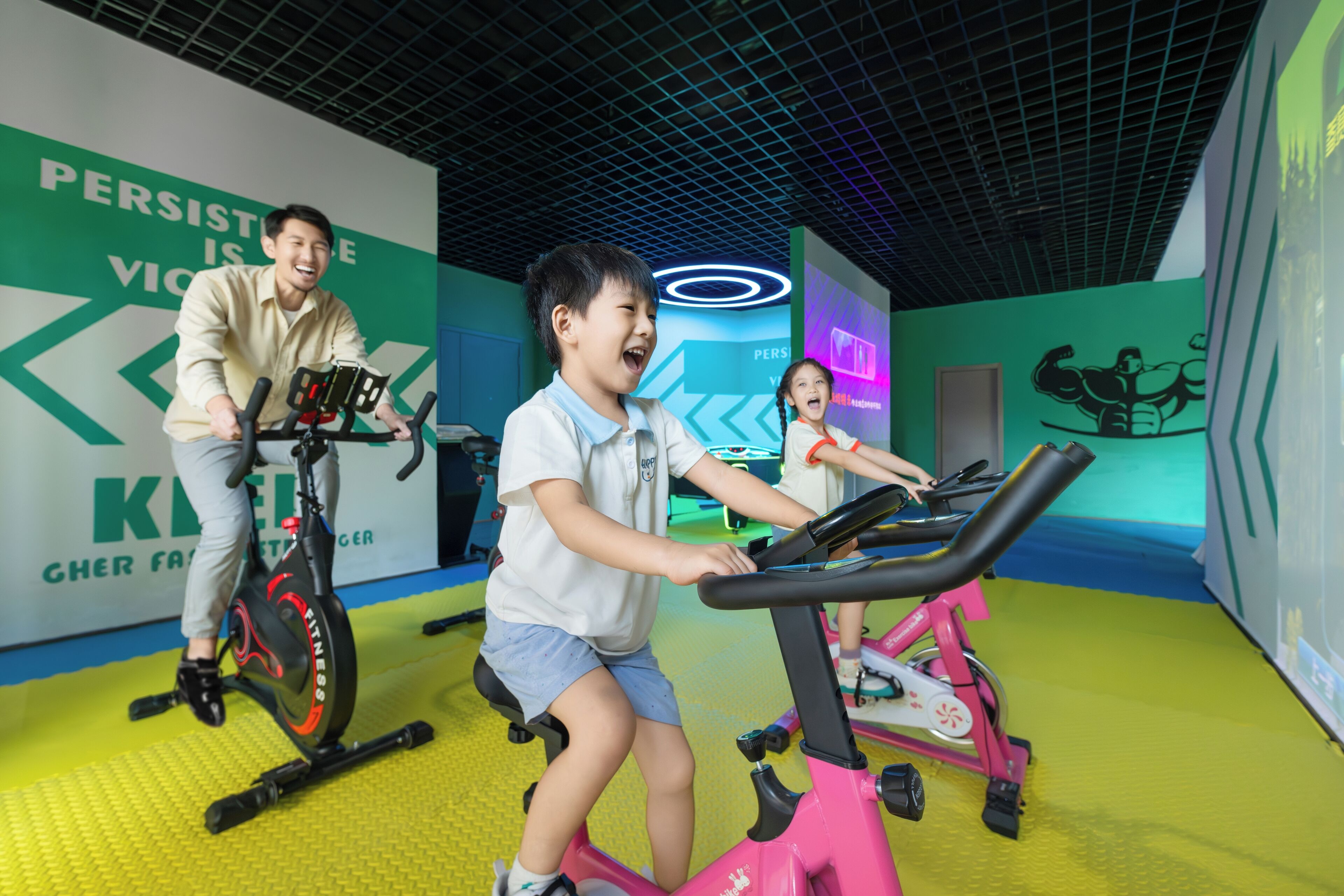 Un gimnasio con bicicletas estáticas, carteles motivacionales y un diseño moderno y luminoso.