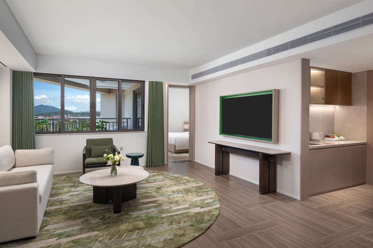 Suite, 1 habitación | Edredón, minibar, caja de seguridad en la habitación y escritorio