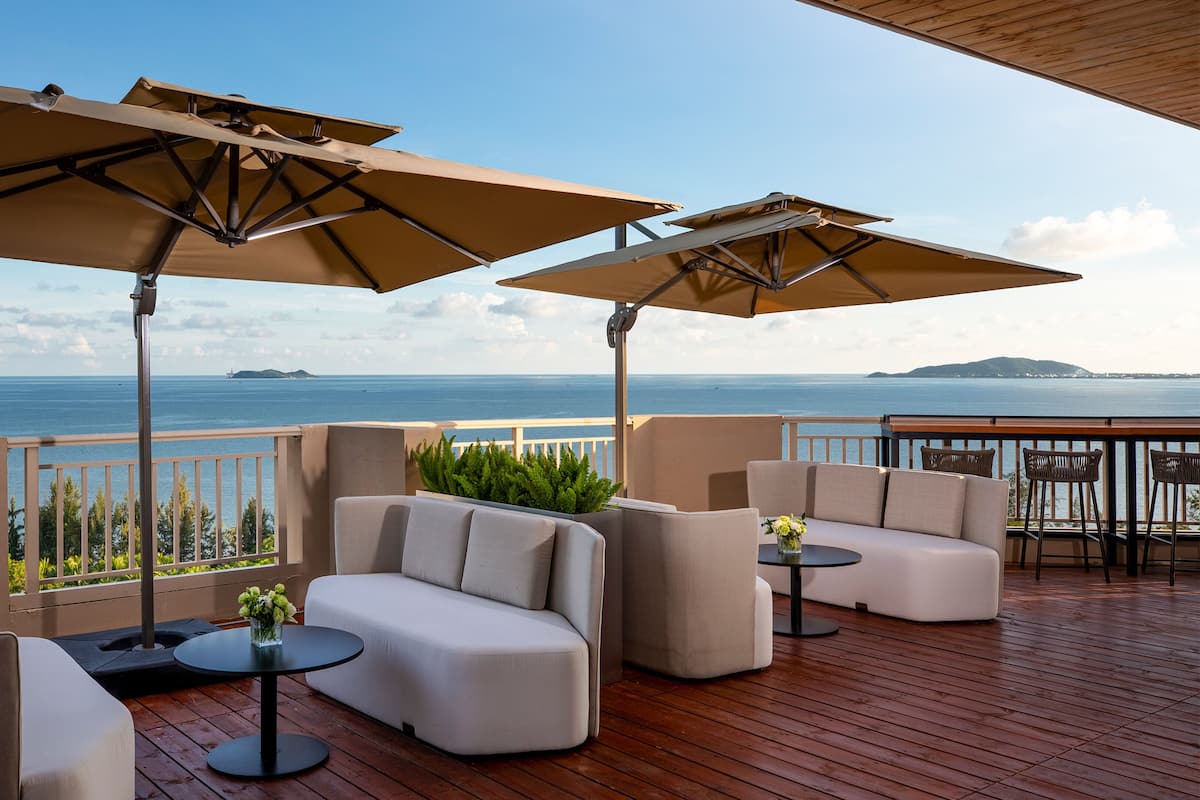 Suite, 1 Schlafzimmer, Meerblick (Top Floor) | Daunenbettdecken, Minibar, Zimmersafe, Schreibtisch