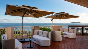 Suite, 1 Bedroom, Ocean View (Top Floor) | Down duvets, minibar, in-room safe, desk - Holiday Inn Resort Sanya Bay by IHG (Sanya)