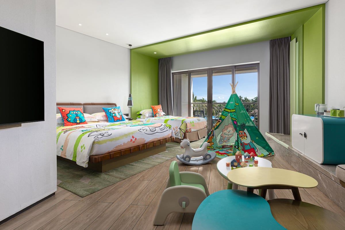 Habitación Premium, varias camas, vista a la alberca (Kids Theme) | Edredón, minibar, caja de seguridad en la habitación y escritorio