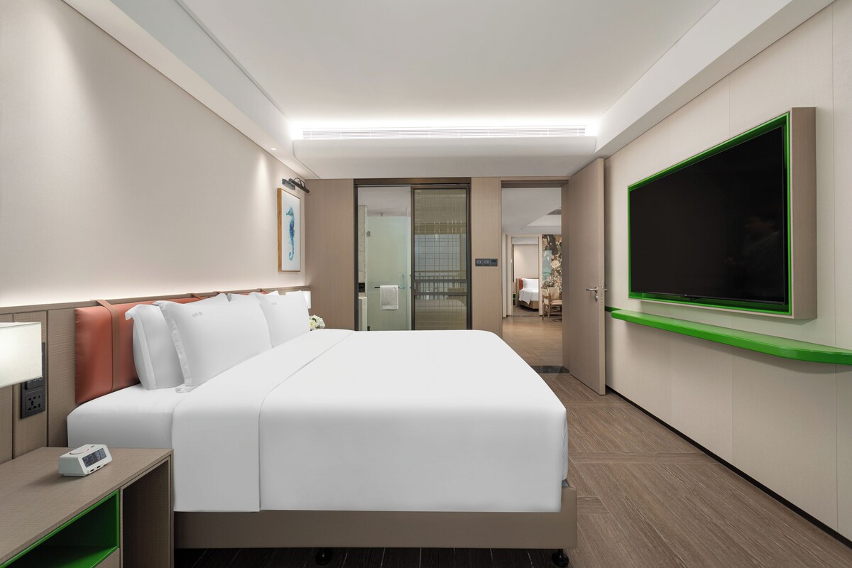 Down comforters, minibar, in-room safe, desk