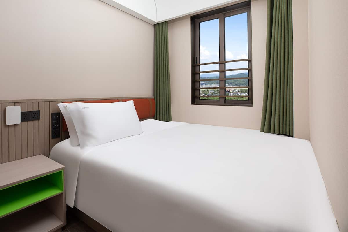 Down comforters, minibar, in-room safe, desk