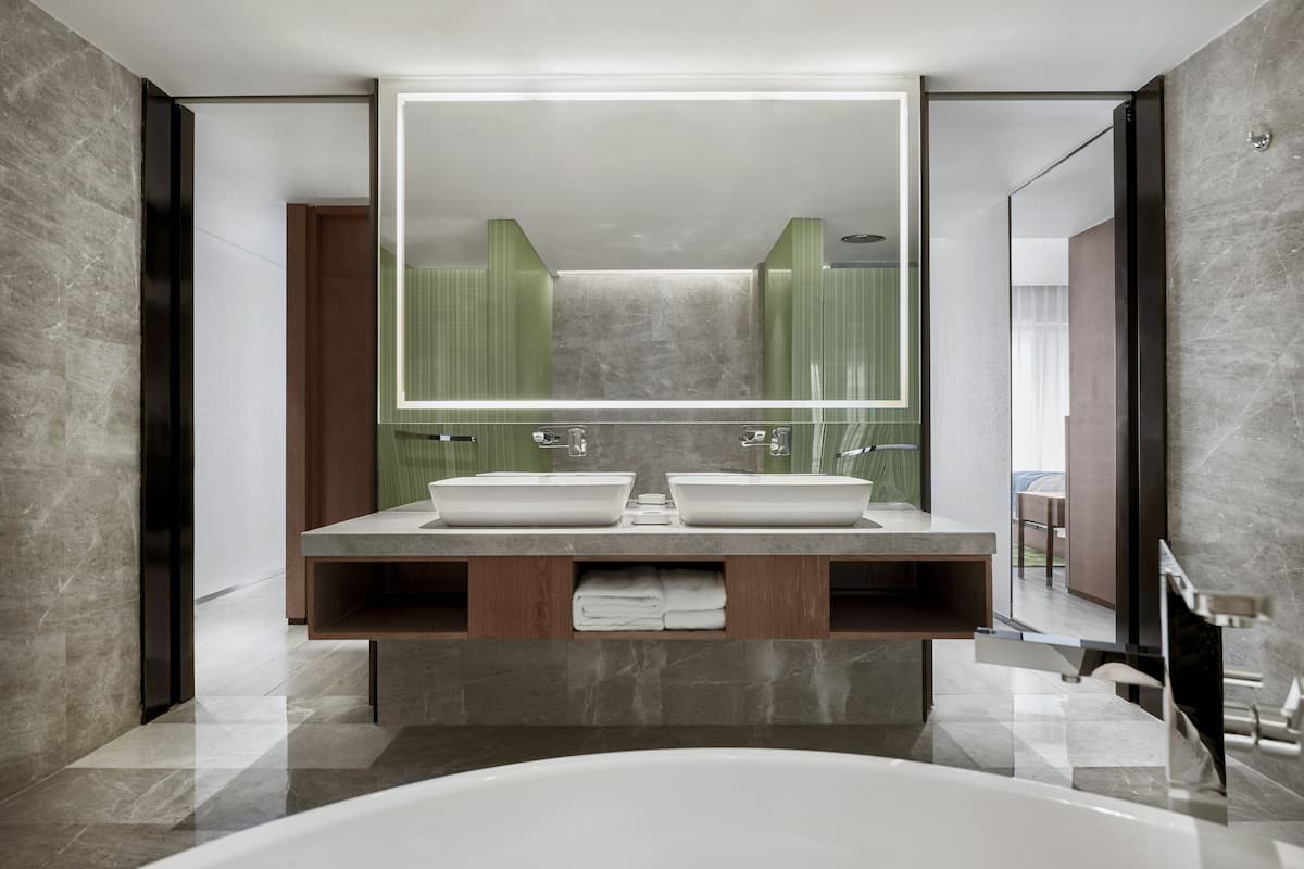 suite, 1 bedroom, sea view | bathroom | free toiletries, hair dryer, bathrobes, slippers