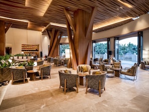 Bar (on property) - Holiday Inn Resort Sanya Bay by IHG (Sanya)