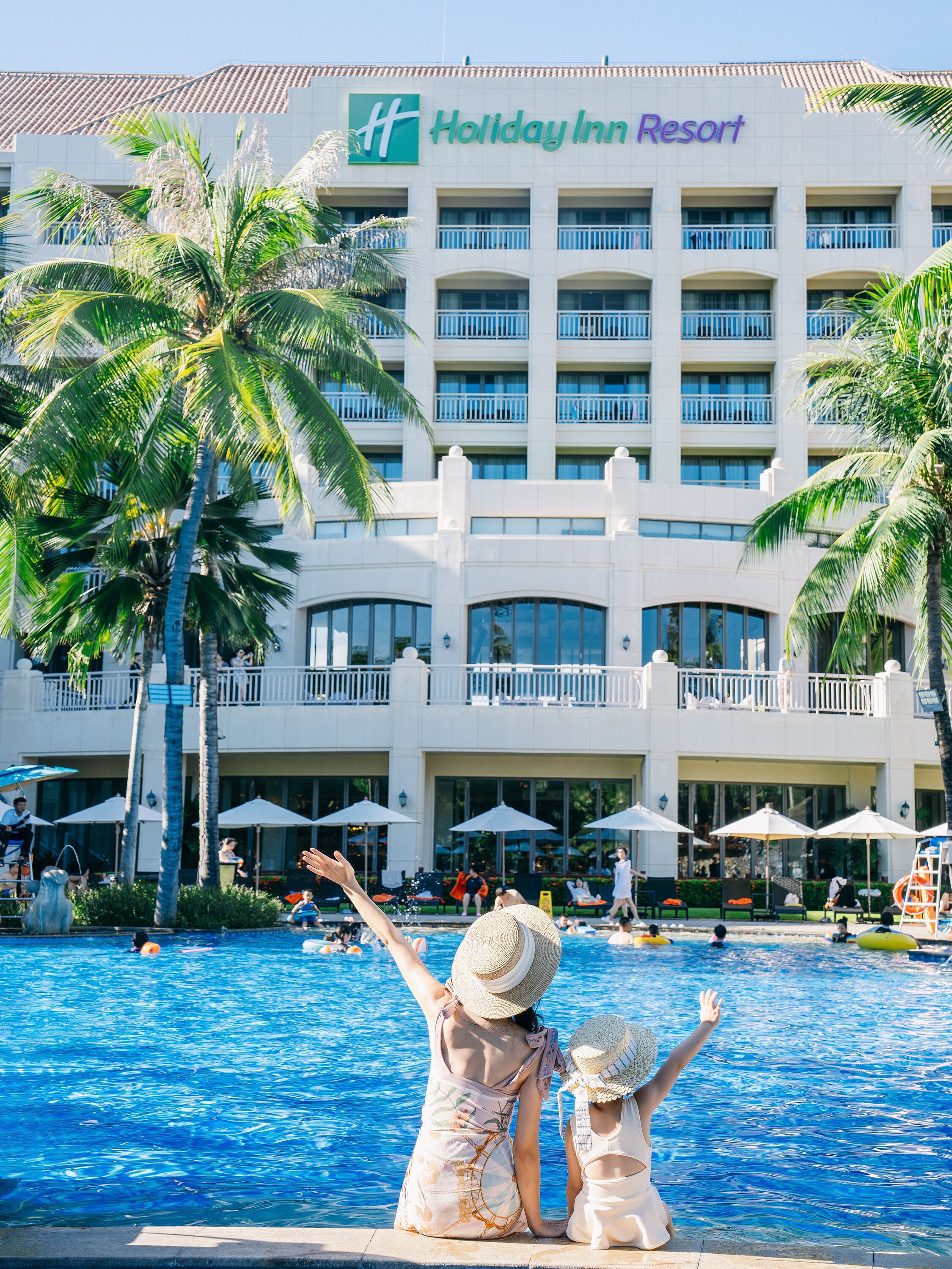 Edificio de Holiday Inn Resort con zona de piscina.