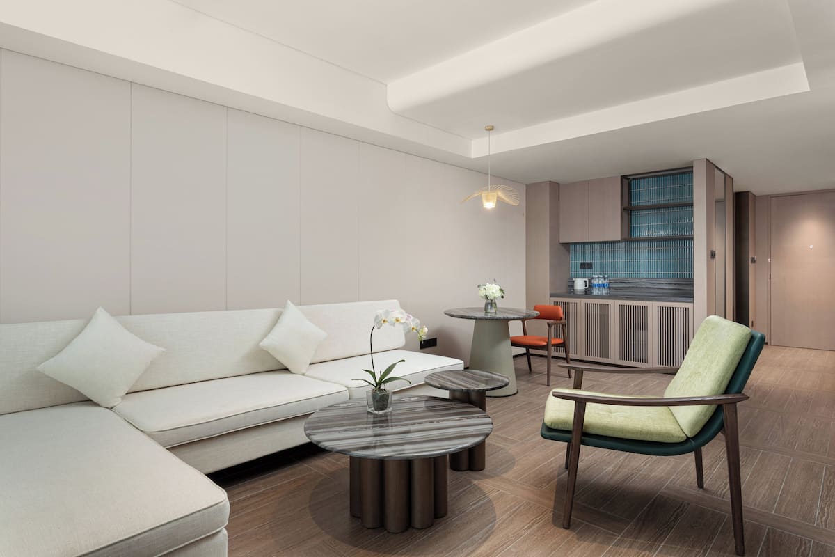 Edredón, minibar, caja de seguridad en la habitación y escritorio