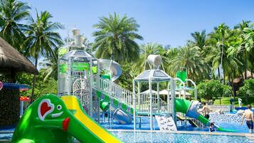 Una piscina al aire libre, sillones reclinables de piscina