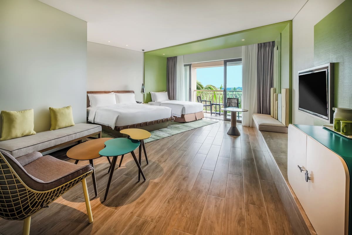 Habitación Premium, varias camas, vista al mar | Edredón, minibar, caja de seguridad en la habitación y escritorio