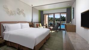 Premium Room, 1 King Bed, Pool View | Down duvets, minibar, in-room safe, desk - Holiday Inn Resort Sanya Bay by IHG (Sanya)