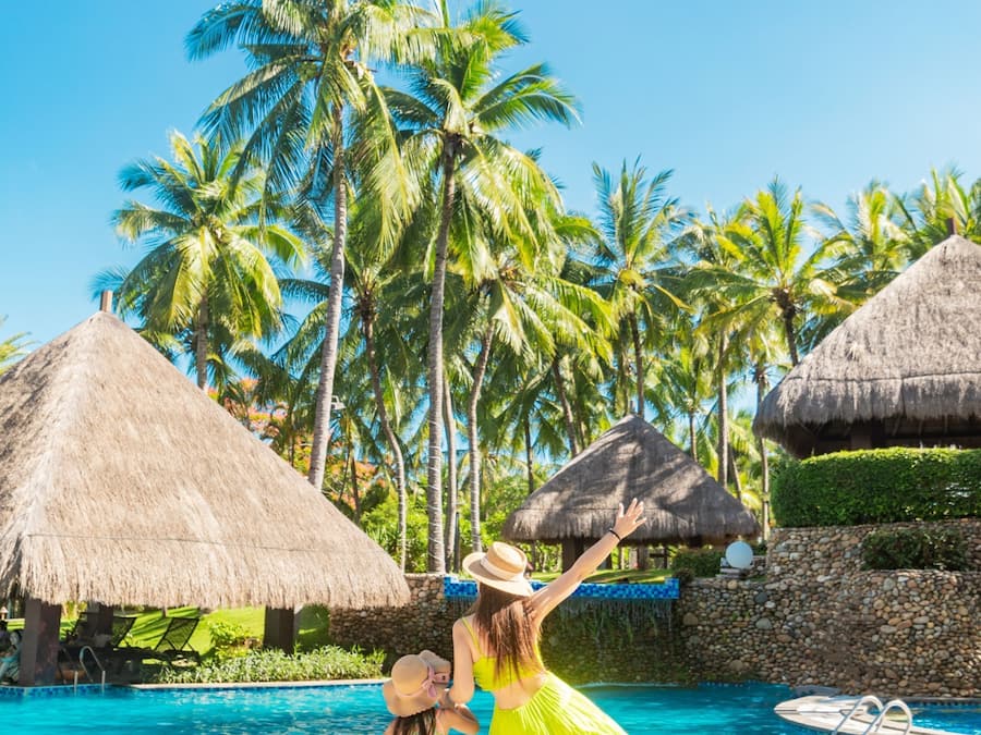 Piscine extérieure, chaises longues