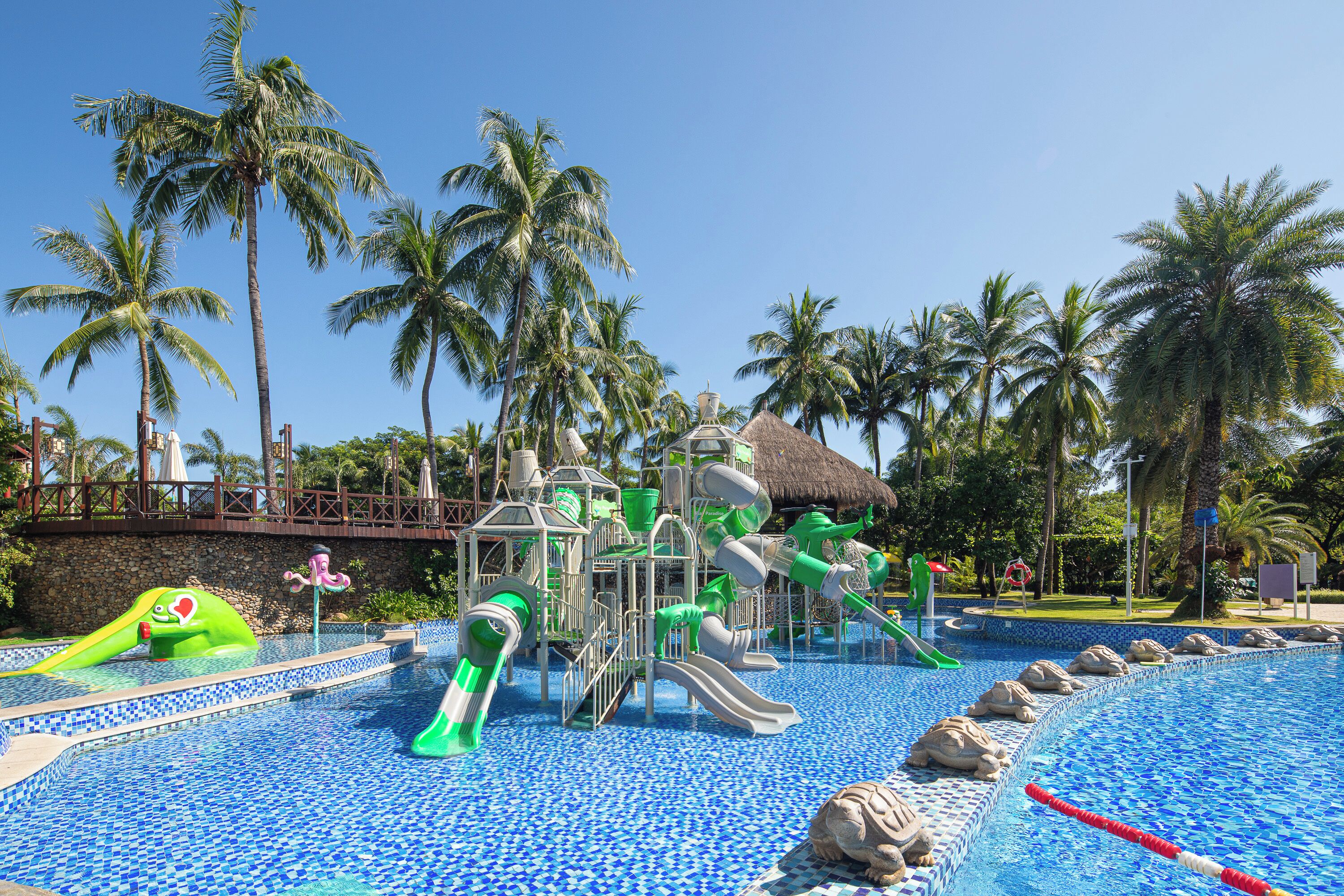 Kolam renang outdoor, dengan kursi berjemur