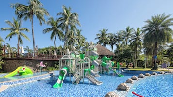 Kolam renang outdoor, dengan kursi berjemur