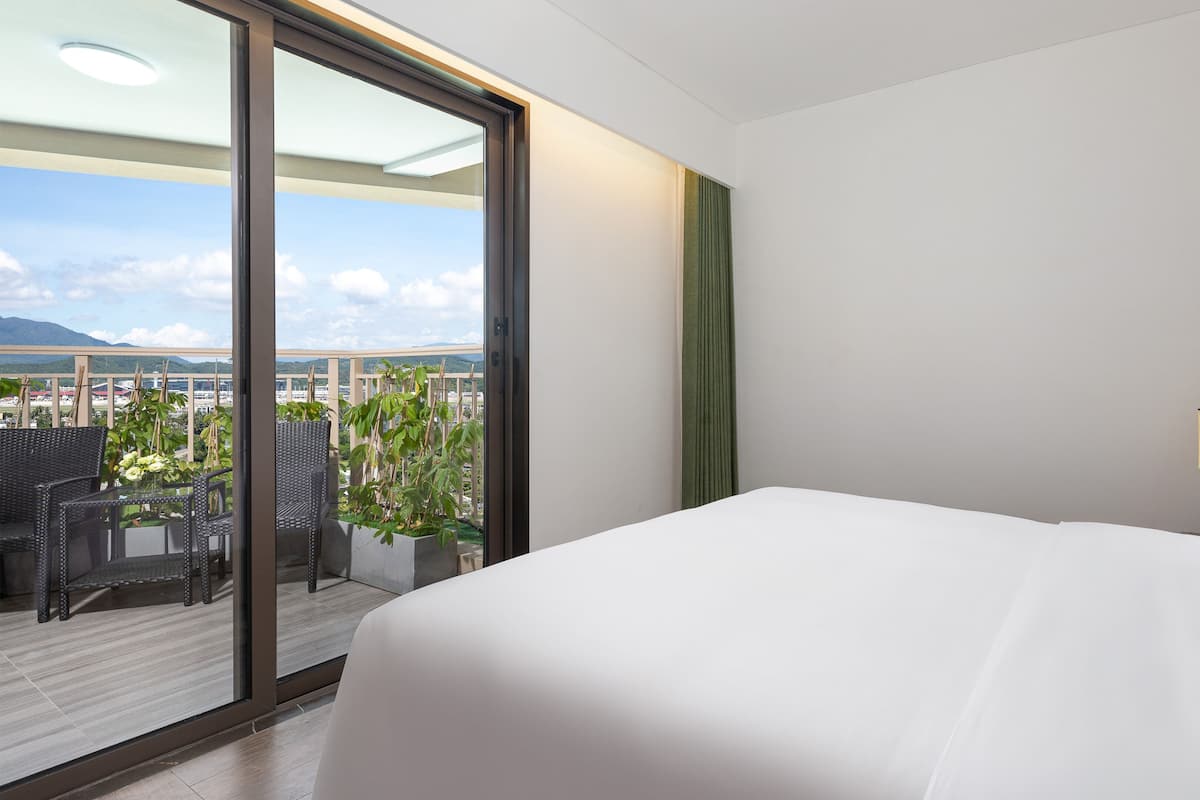 down duvets, minibar, in-room safe, desk