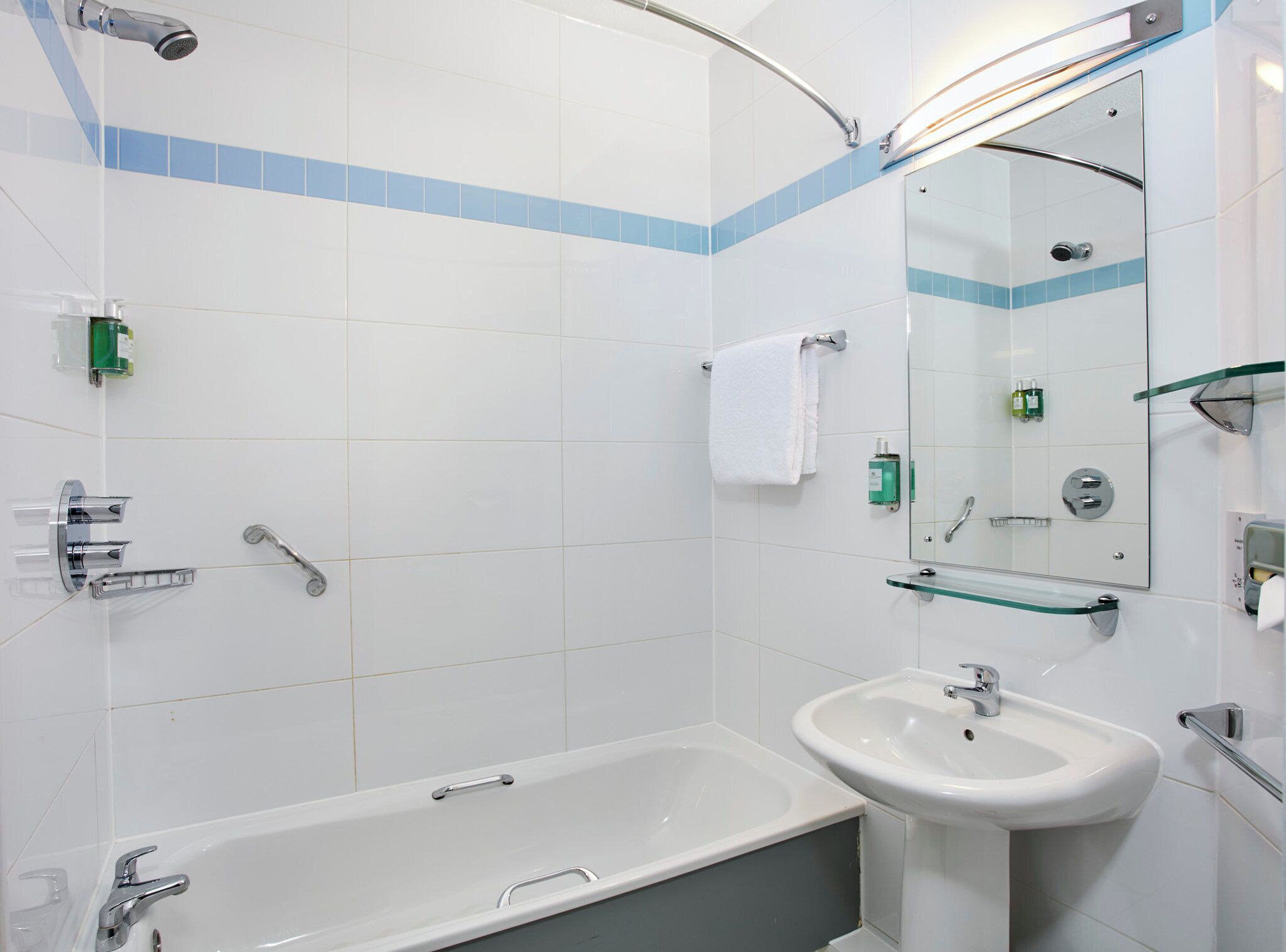 combined shower/bathtub, eco-friendly toiletries, hair dryer, towels