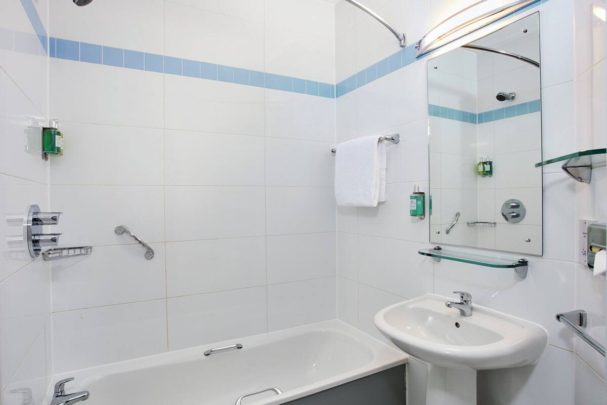 combined shower/bathtub, eco-friendly toiletries, hair dryer, towels