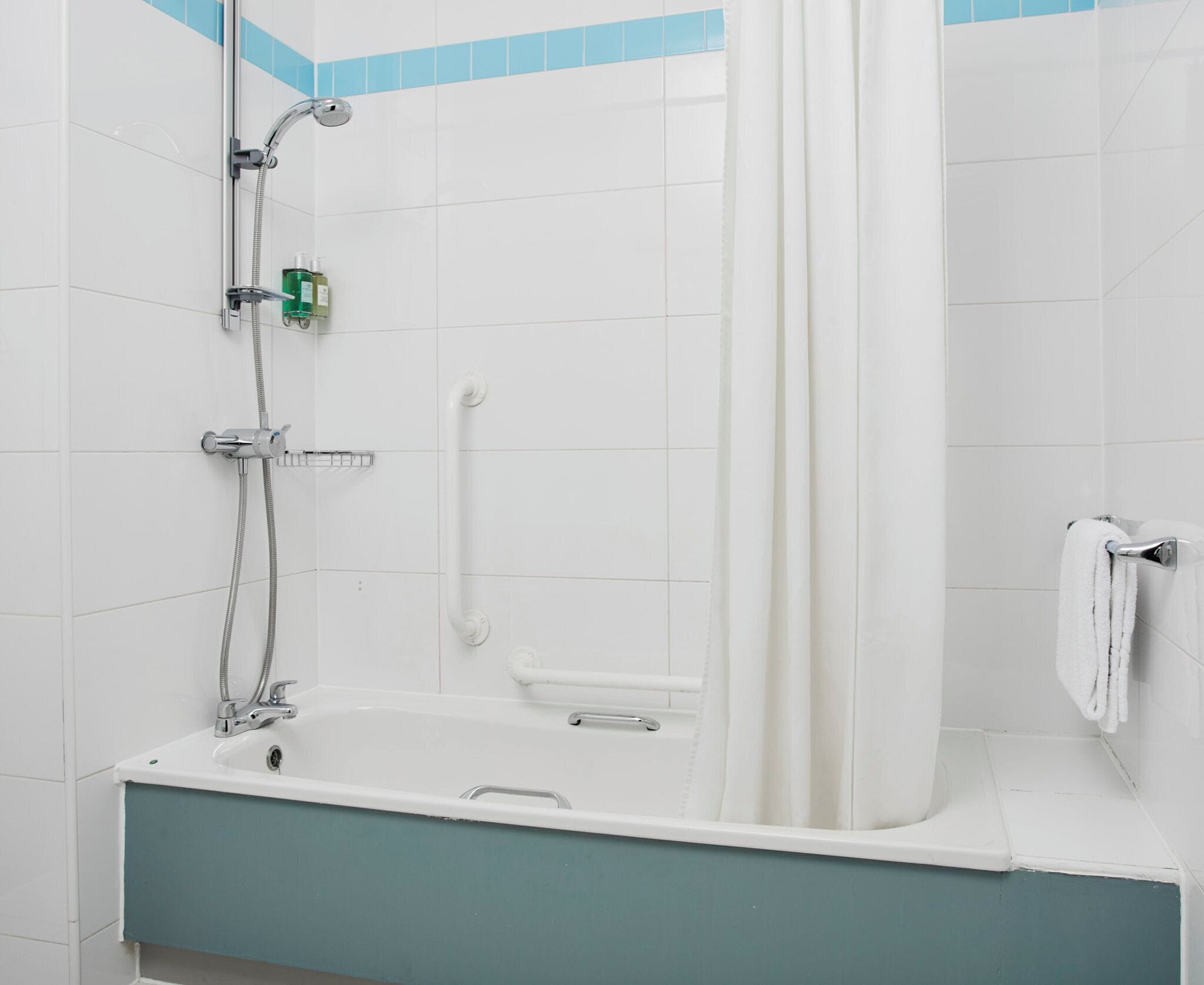 combined shower/bathtub, eco-friendly toiletries, hair dryer, towels