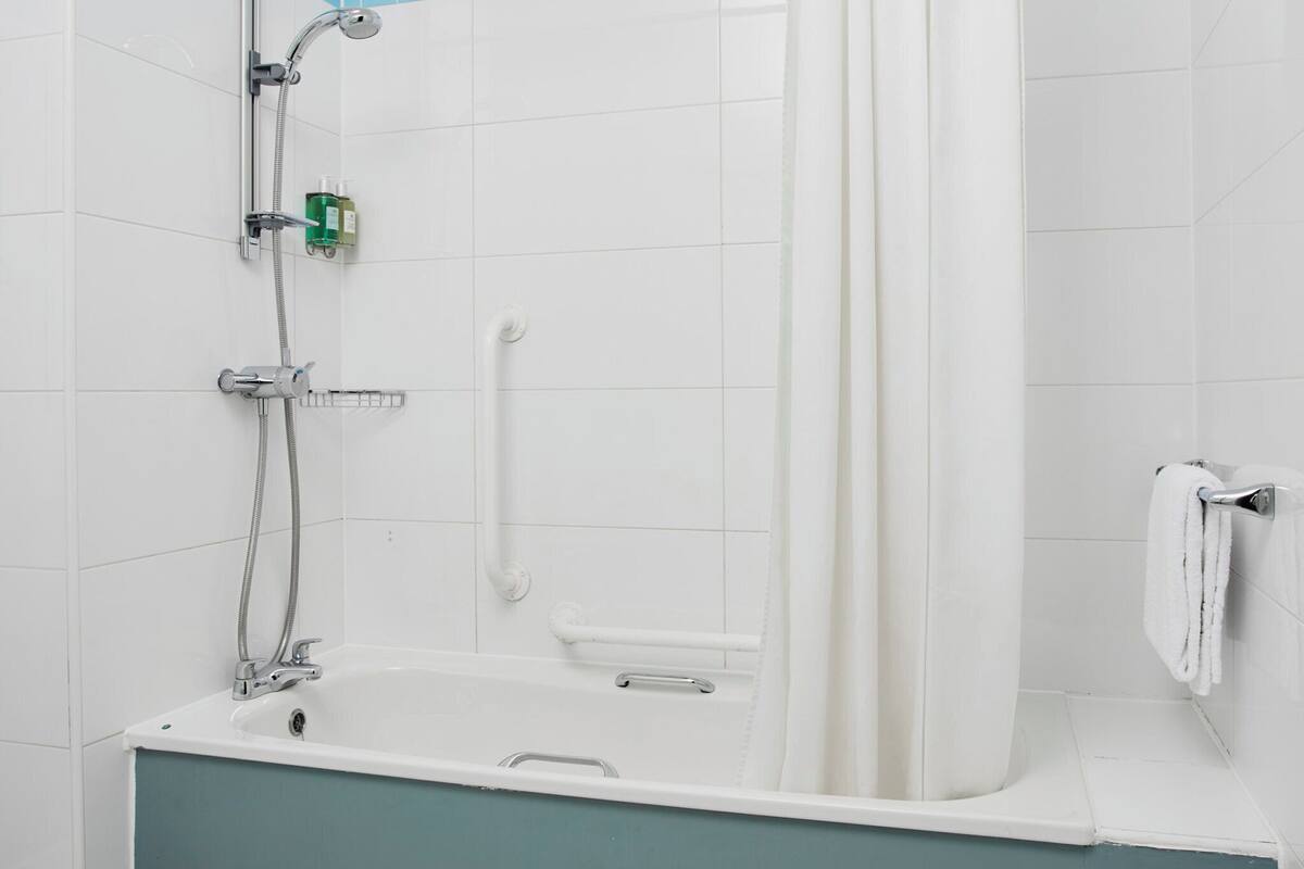 combined shower/bathtub, eco-friendly toiletries, hair dryer, towels
