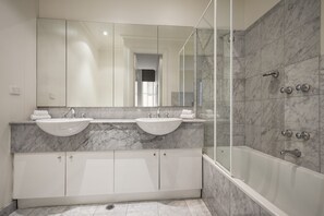 Combined shower/bathtub, free toiletries, hair dryer, towels - Flinders Landing Apartments (Melbourne)