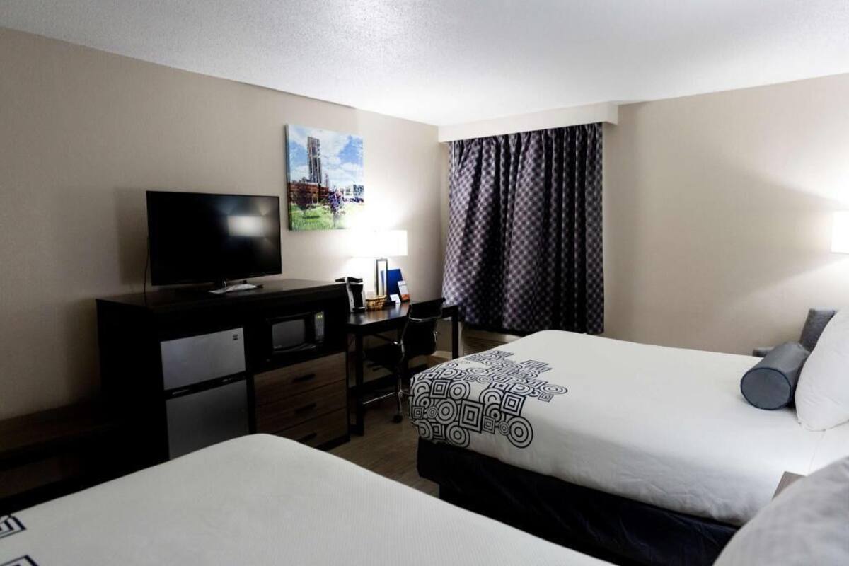 Desk, iron/ironing board, Internet, bed sheets