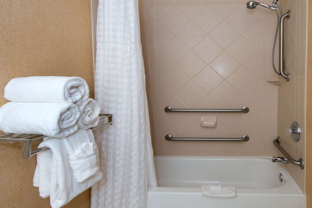 Ensemble douche/baignoire, articles de toilette de luxe, sĂšche-cheveux