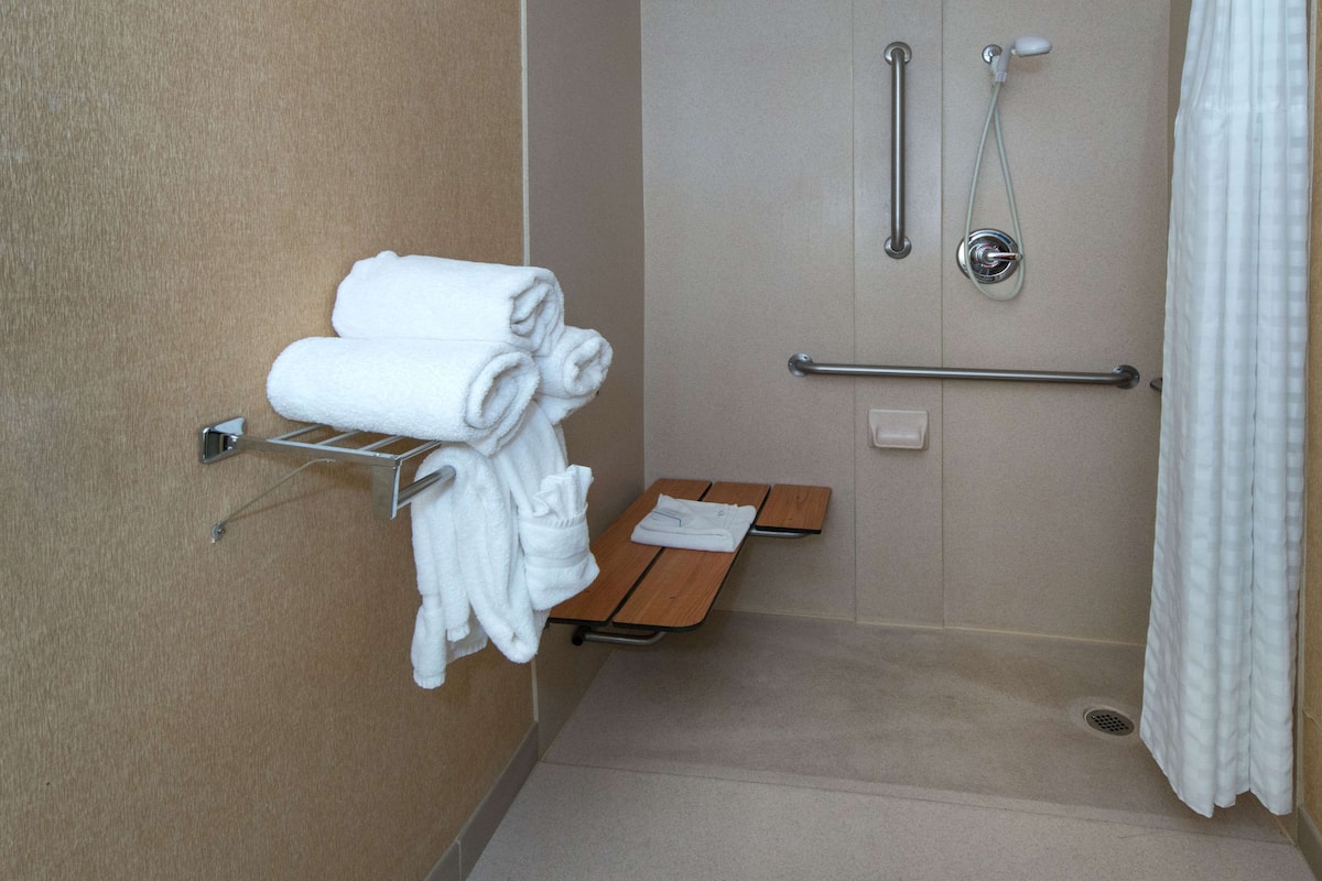 Studio, 1 grand lit (Mobility & Hearing, Roll-in Shower) | Douche de la salle de bain