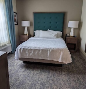Studio, 1 Queen Bed, Accessible (Mobility & Hearing, Roll-in Shower) | Premium bedding, desk, blackout drapes, iron/ironing board