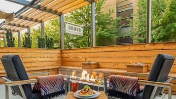 Piscine couverte, accÚs possible de 06 h 00 à 22 h 00, chaises longues