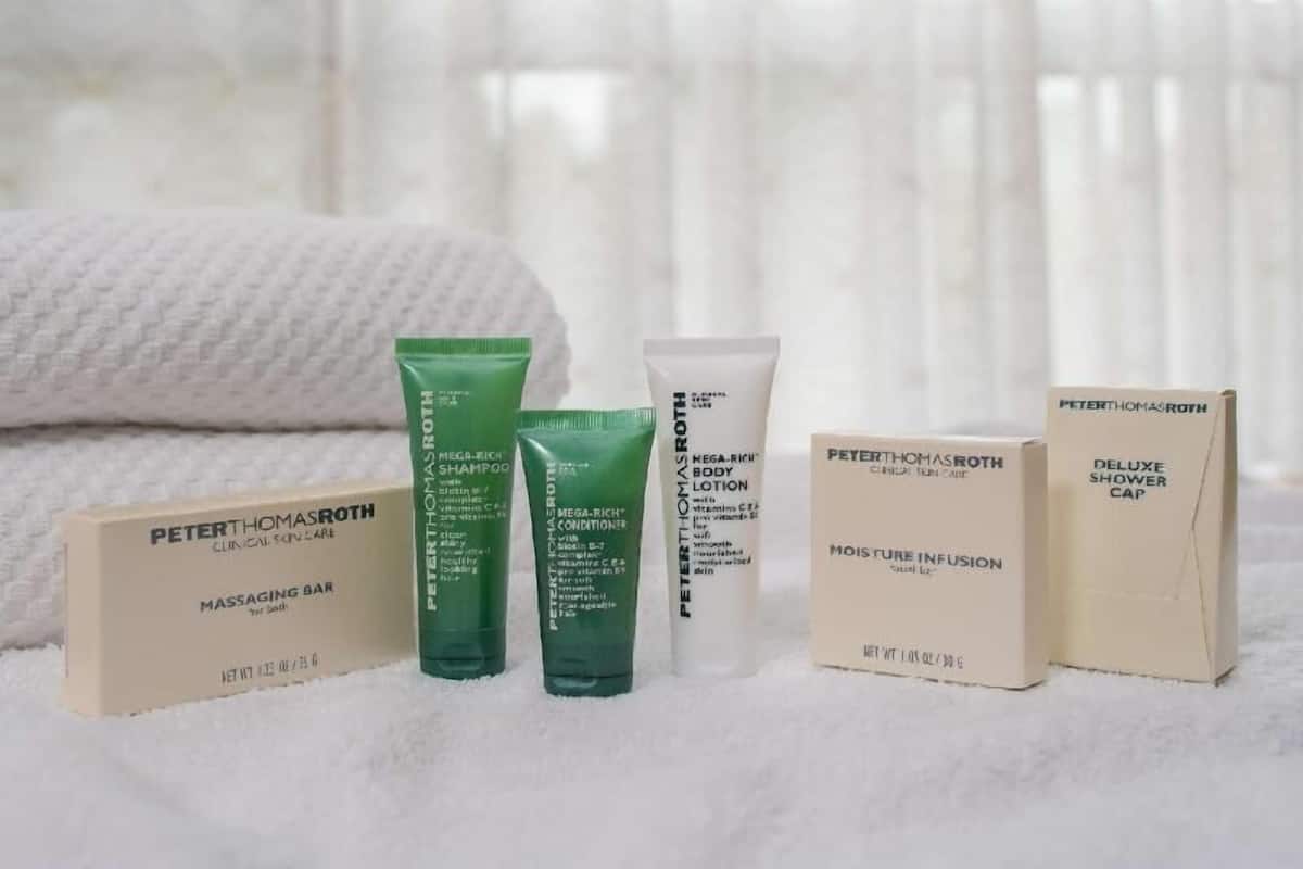 Bathroom amenities | Combined shower/tub, designer toiletries, hair dryer, towels