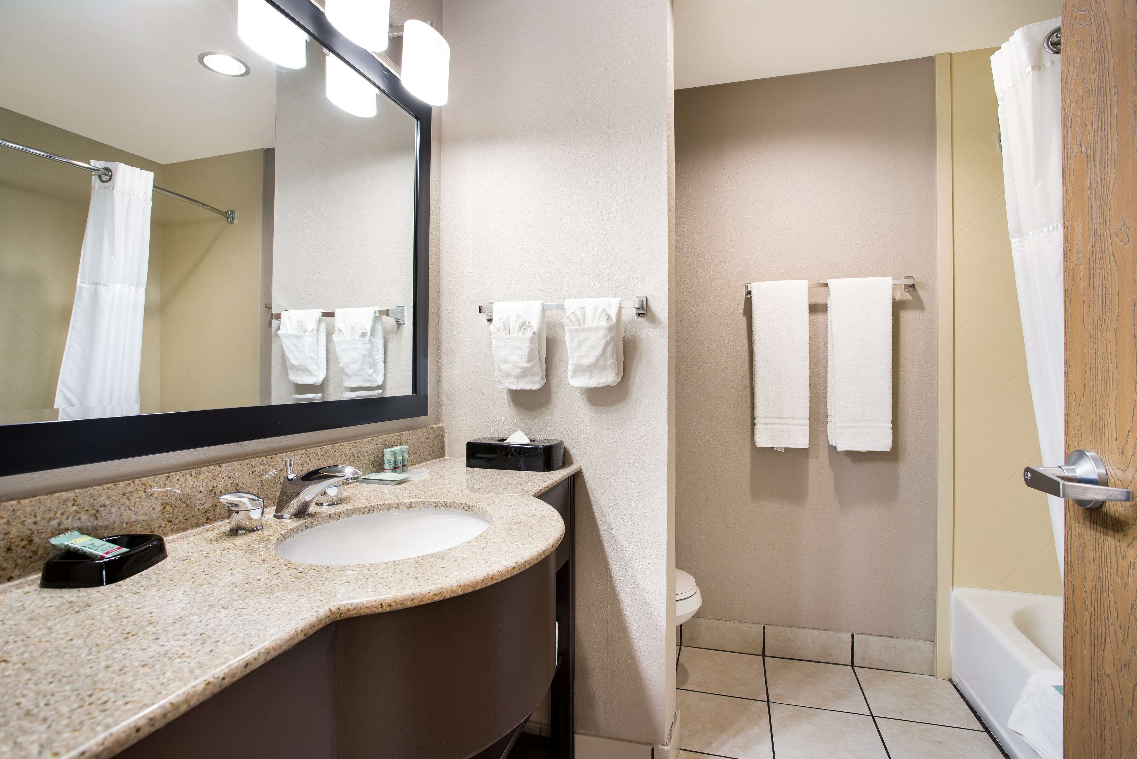 rainfall showerhead, free toiletries, hair dryer, towels