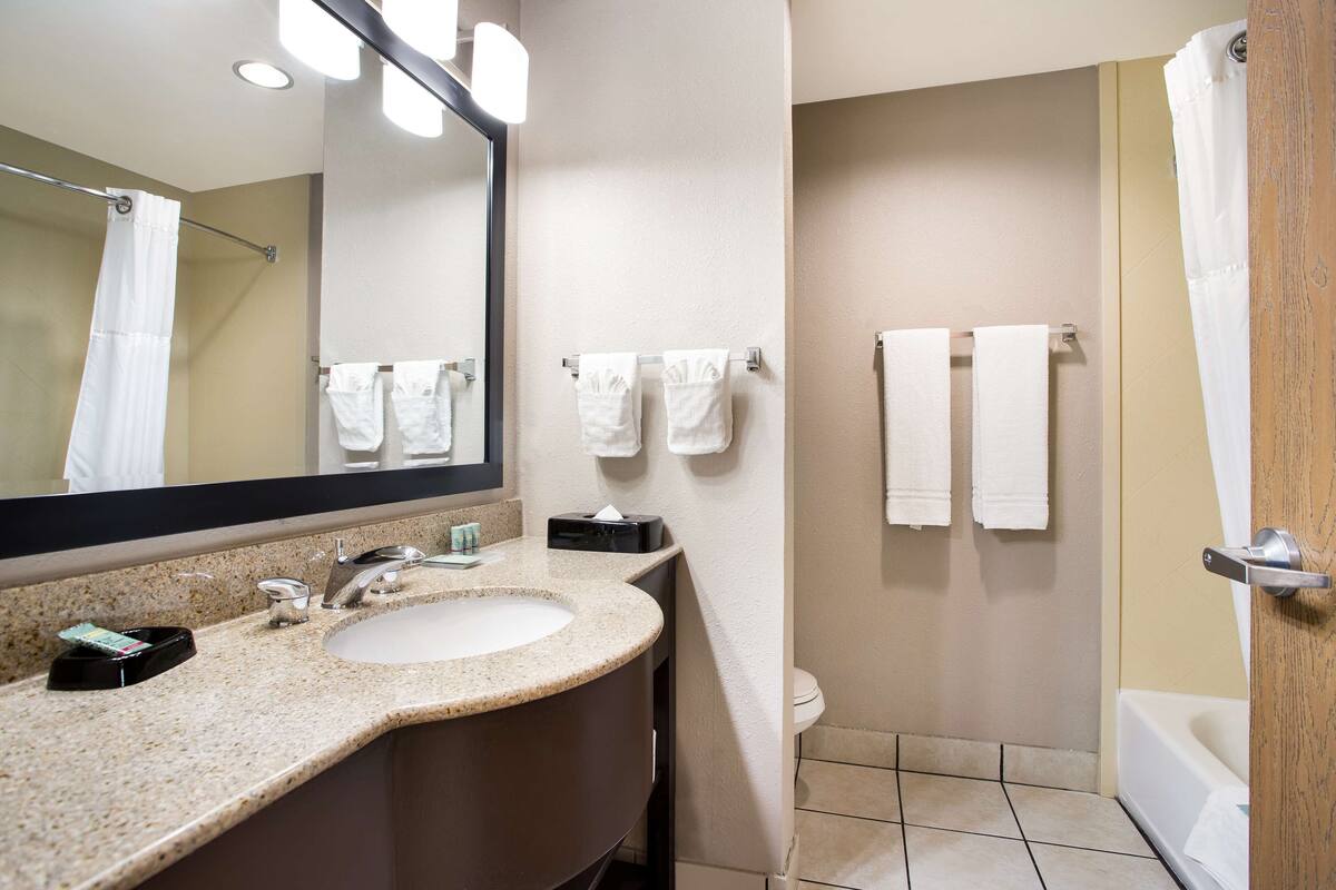 rainfall showerhead, free toiletries, hair dryer, towels