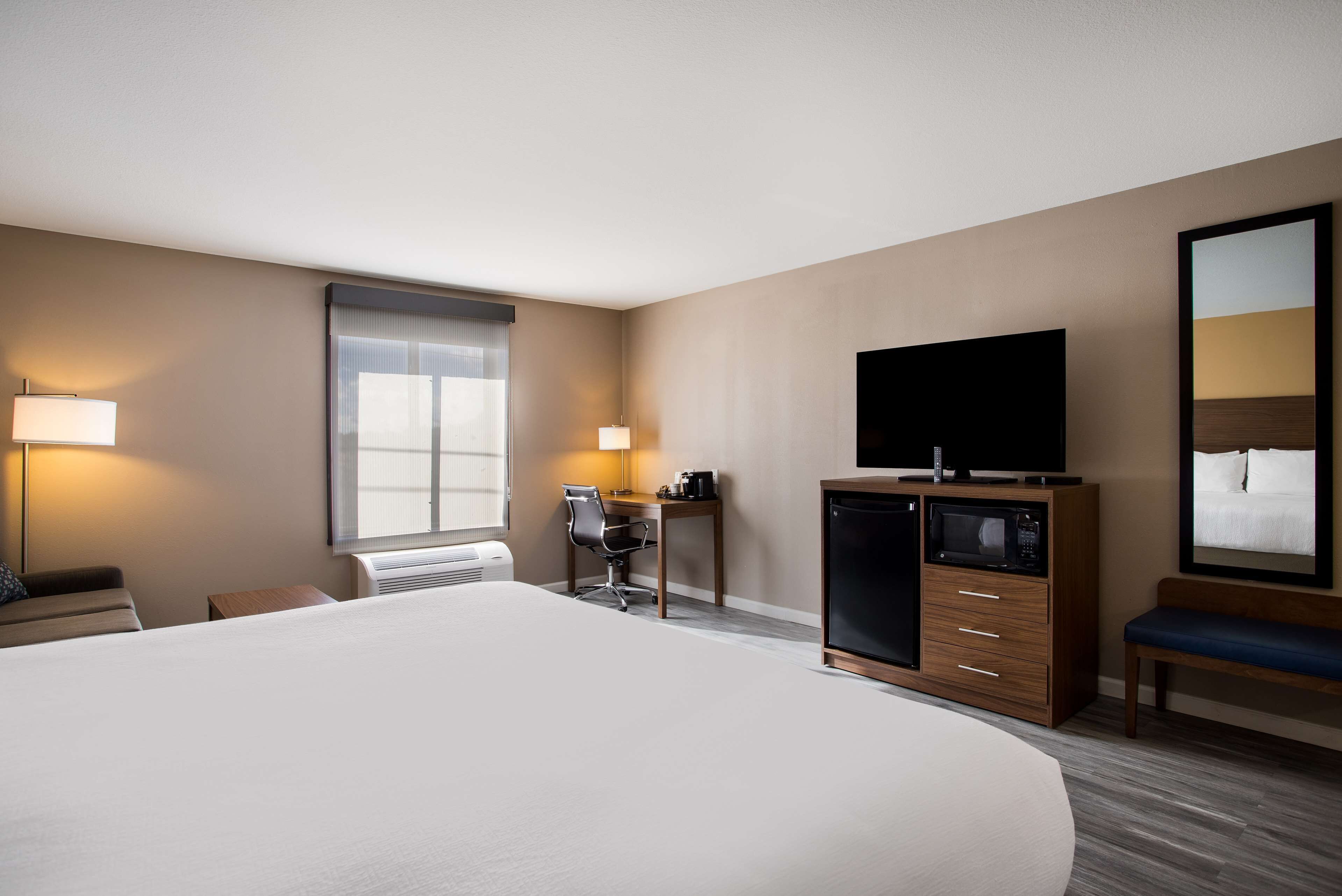 standard room, 1 king bed, non smoking, refrigerator & microwave (with sofabed) | desk, iron/ironing board, free wired internet, bed sheets