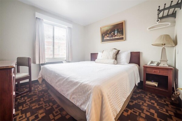 Standardzimmer, 1 Queen-Bett, Nichtraucher, eigenes Bad | Zimmersafe, Schreibtisch, Verdunkelungsvorhänge, Bügeleisen/Bügelbrett