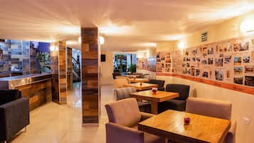Se sirven desayunos, comidas, cenas y cocina internacional