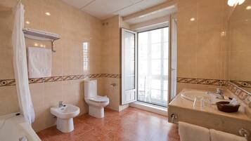 Ducha y bañera combinadas y artículos de higiene personal gratuitos