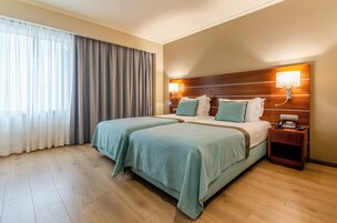 Twin Room | Minibar, in-room safe, desk, blackout drapes