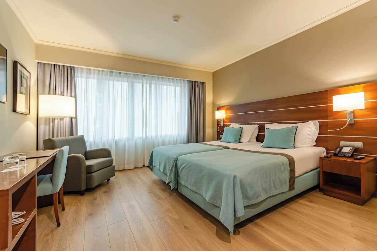 Minibar, caja fuerte, escritorio y cortinas opacas