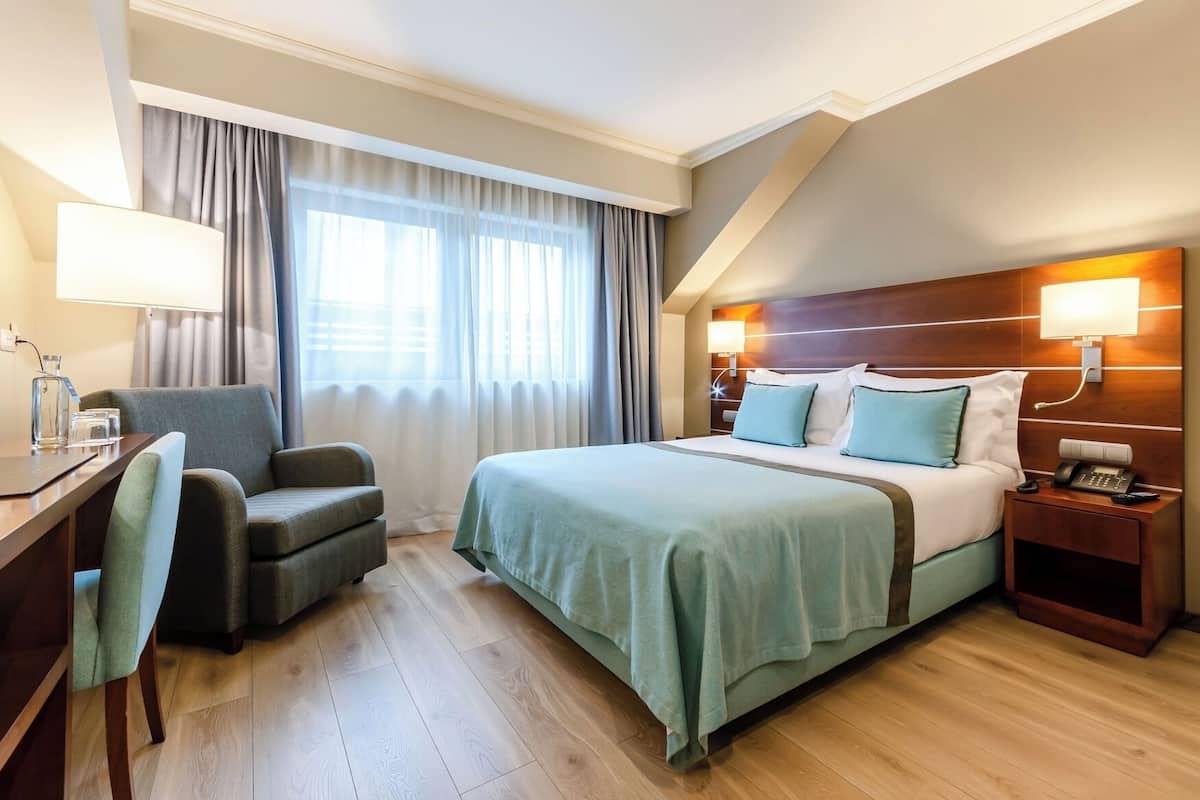 Minibar, caja fuerte, escritorio y cortinas opacas