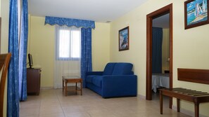 Comfort Apartment, 1 Bedroom, City View | Ruang tamu | 28 inci televisyen skrin rata dengan satelit, TV 