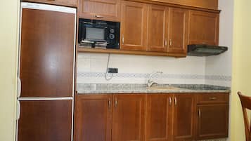 Réfrigérateur, micro-ondes, bouilloire électrique