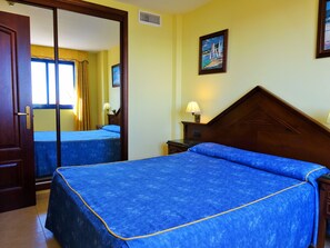 Meja, langsir/tirai gelap terus, Wi-fi percuma, cadar katil 