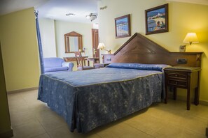 Comfort Studio | Desk, blackout drapes, free WiFi, bed sheets - Aparthotel Vistamar (Benalmádena)
