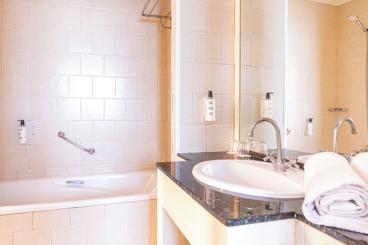 Une salle de bain avec une baignoire, un lavabo et une douche.