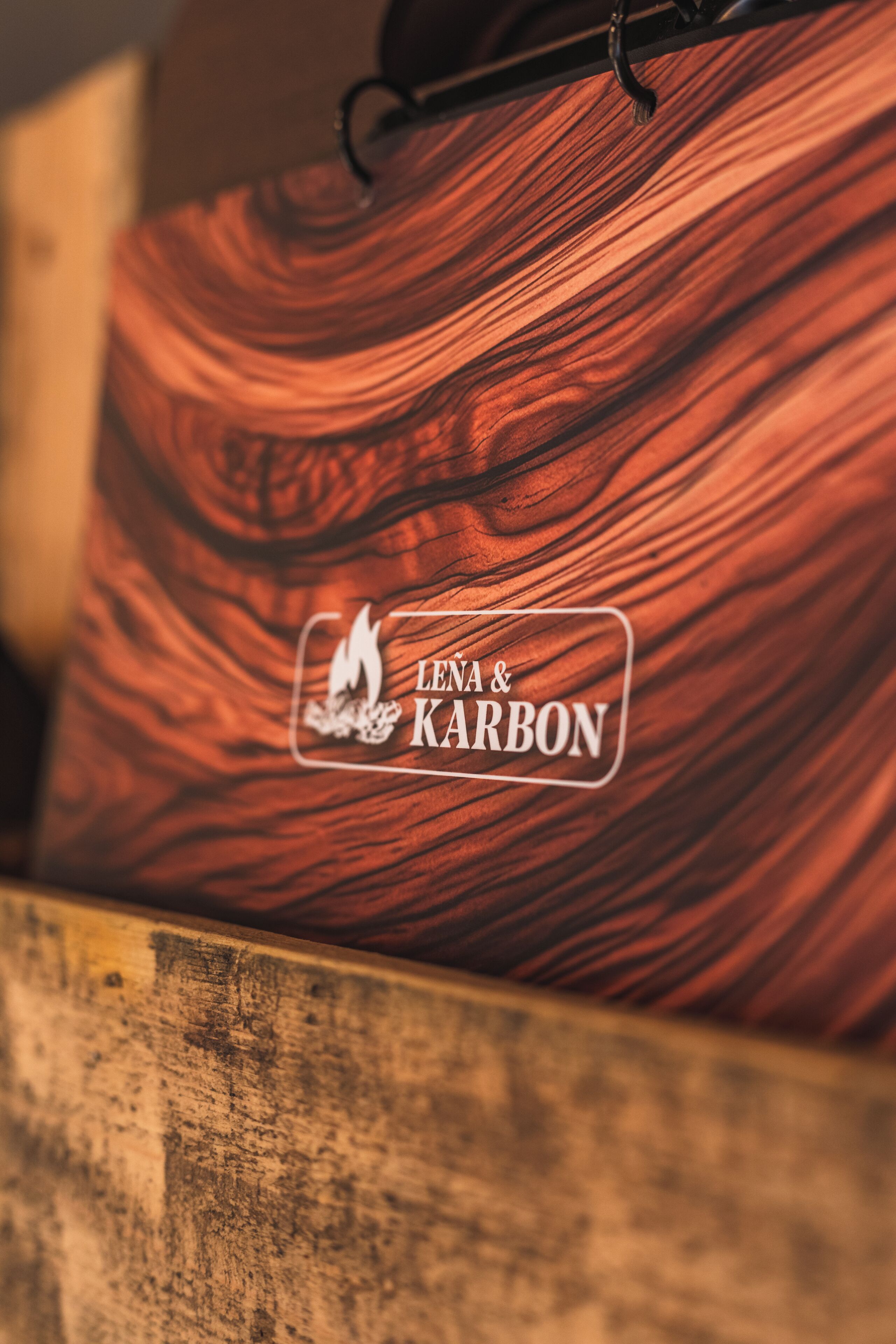 A wooden box with a logo and text reading "LENA & KARBON".
