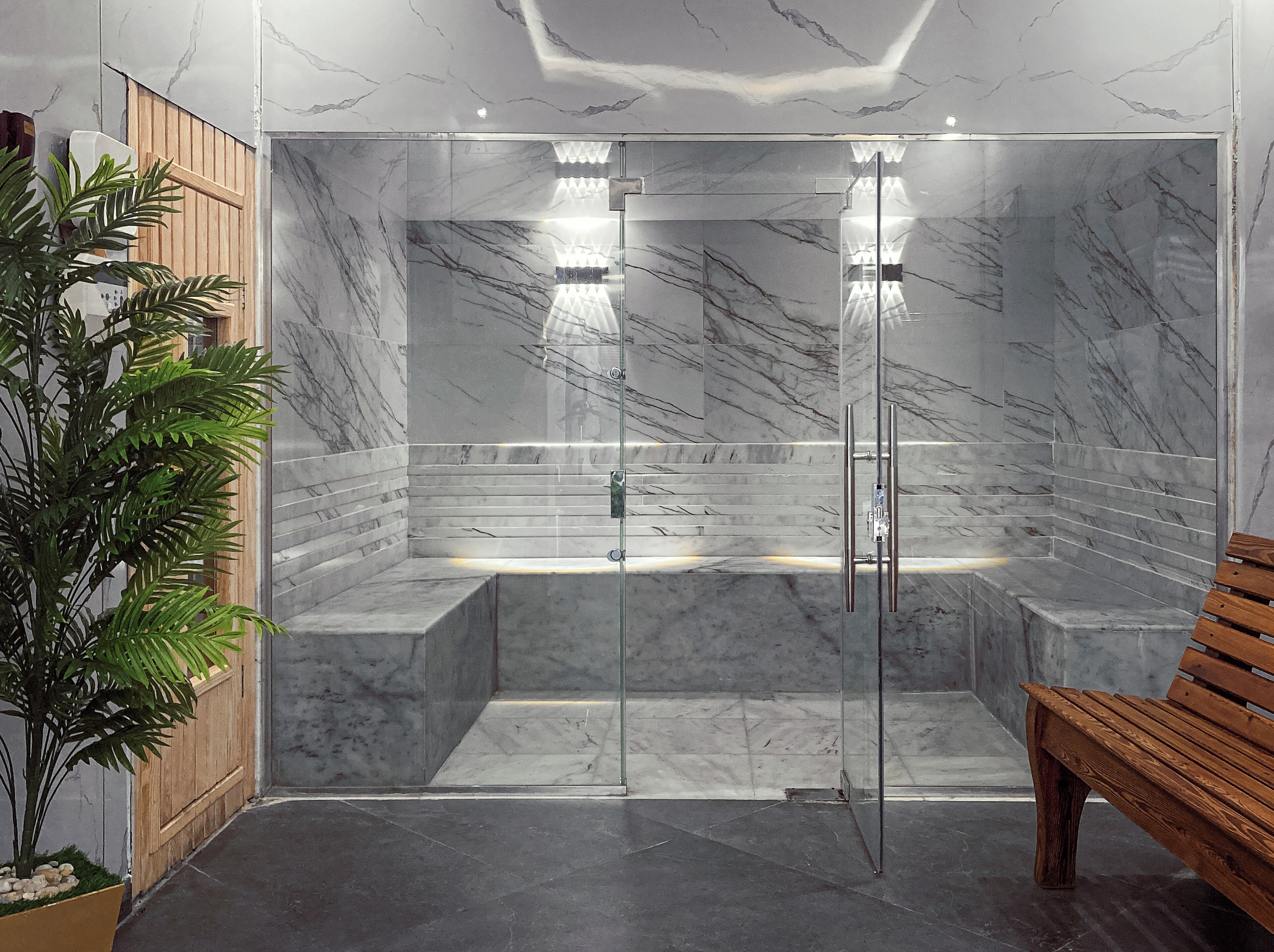 Parihoitohuone(ita), vartalohoitoja, aromaterapiaa