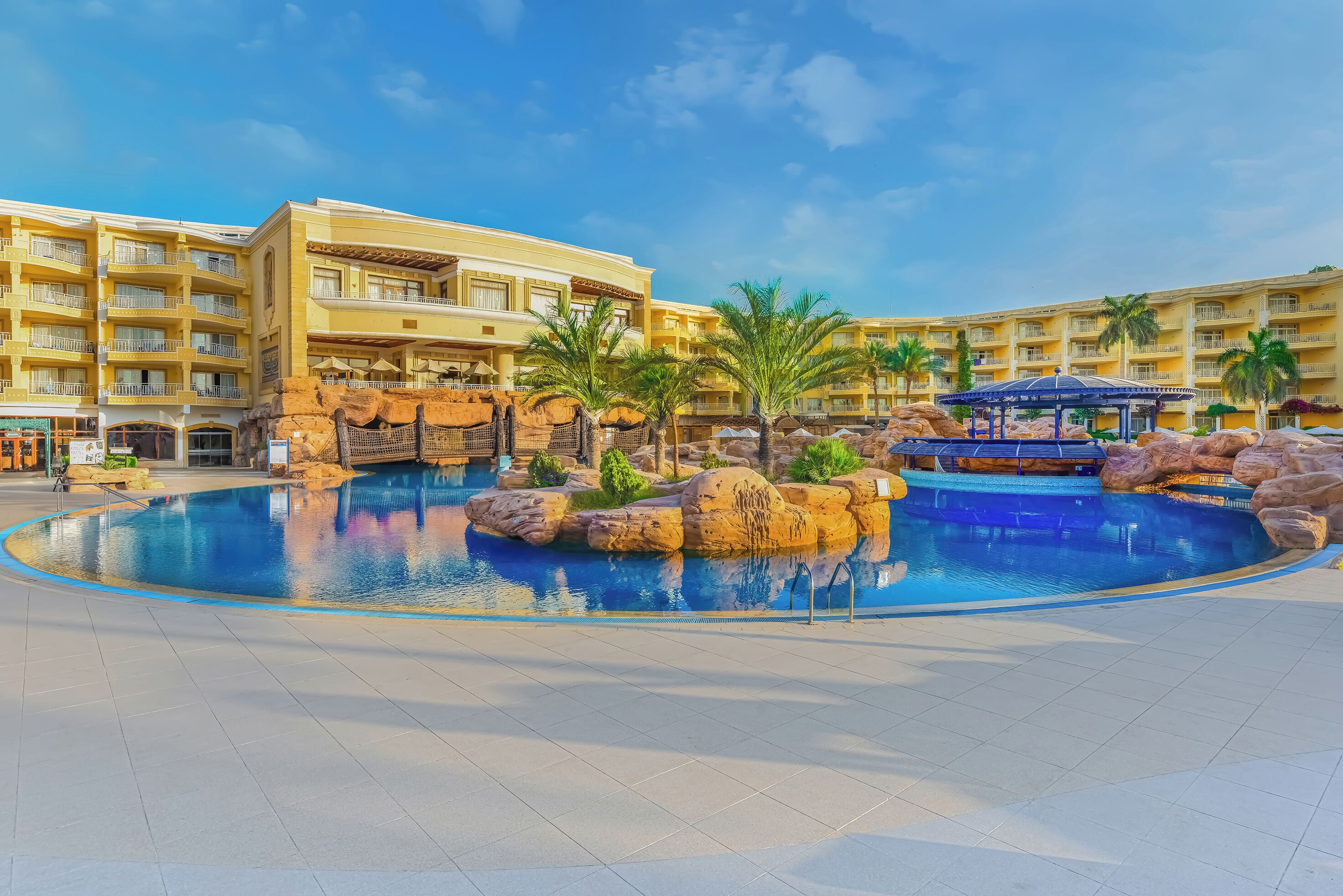 2 Außenpools, Sonnenschirme, Liegestühle