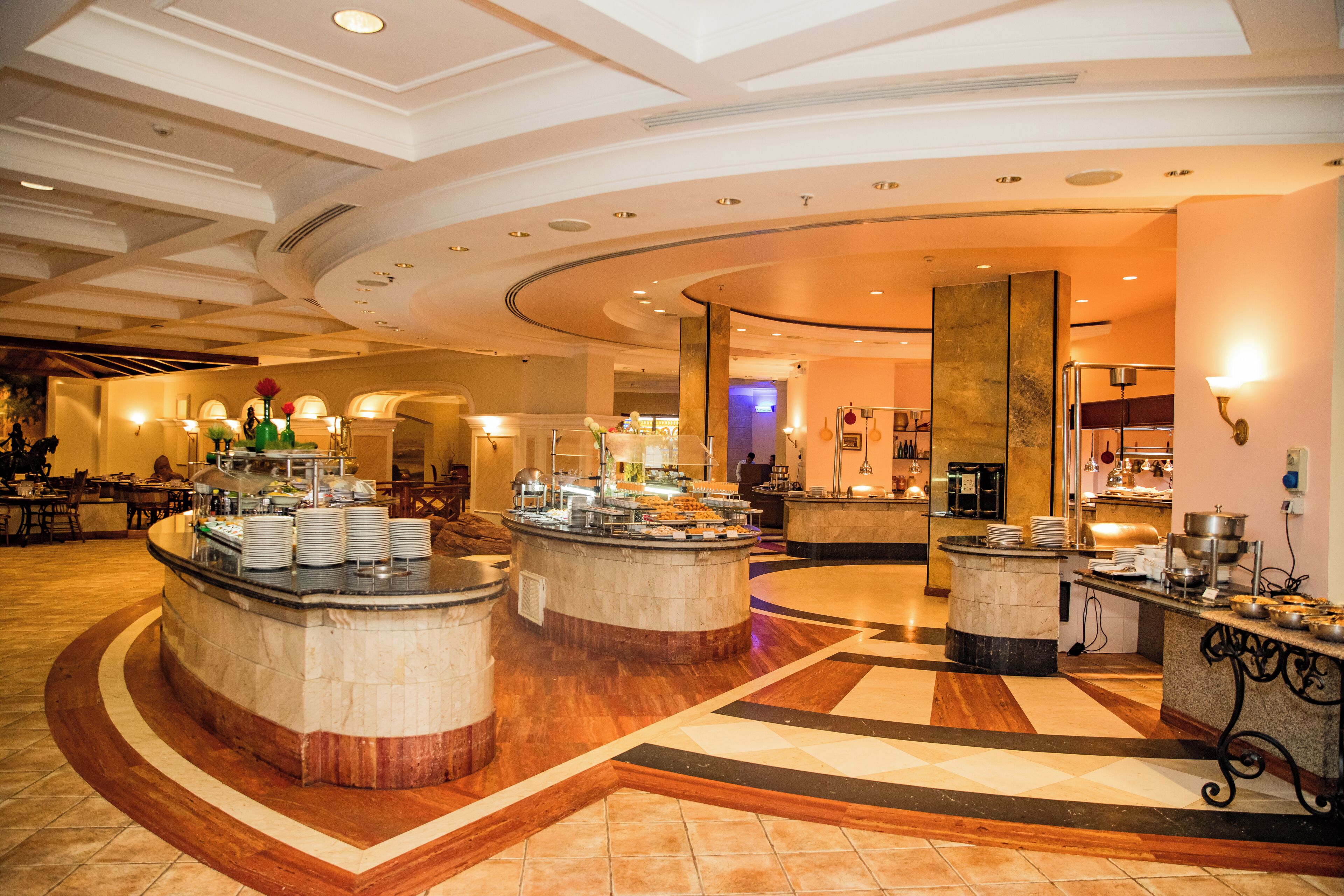 每日供应自助式早餐（每人 USD 25）