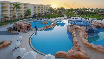 2 室外游泳池,池畔遮阳伞,日光浴躺椅