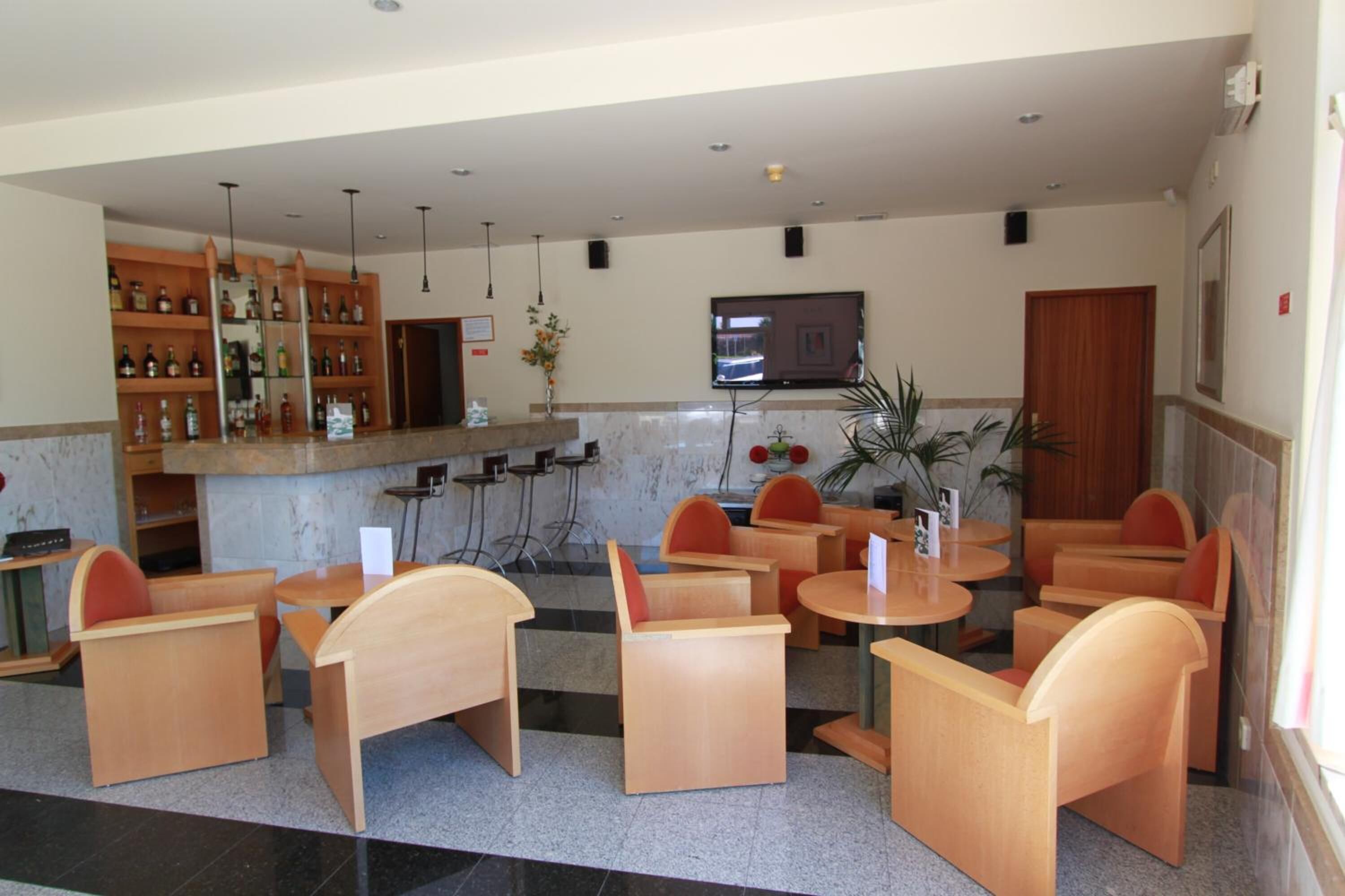 Bar (trong khuôn viên)