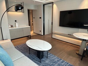 Suite Business | Ropa de cama de alta calidad, edredones de plumas, minibar y caja fuerte
